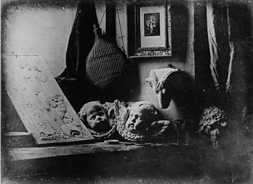 Tranh tĩnh vật với phôi thạch cao, do Daguerre tạo ra vào năm 1837, loại tranh daguerreotype có niên đại đáng tin cậy sớm nhất