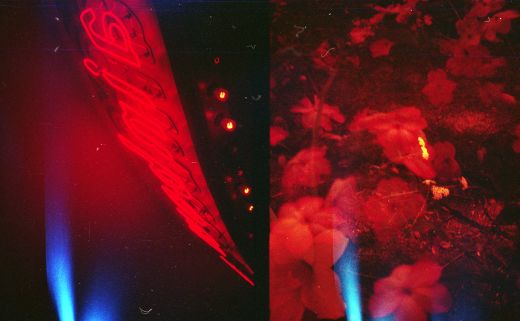 Hai lần phơi sáng nửa khung hình từ bộ film màu đỏ được đảo ngược bằng tay trên Lomography Diana Mini.  