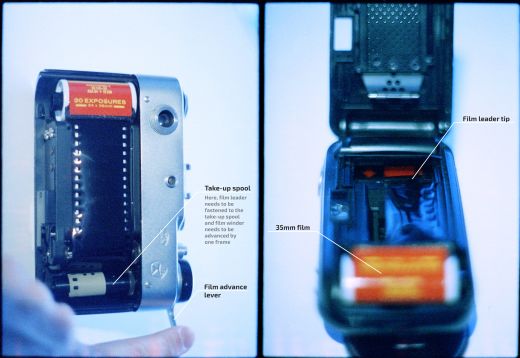 Gắn film vào máy ảnh film. Ở hình bên trái, máy ảnh cơ cũ yêu cầu phải gắn chặt film vào ống chụp; và gắn nó lên 1 khung hình (hoặc nhiều hơn). Ở hình bên phải, máy ảnh hiện đại hơn dễ gắn hơn nhiều: ống đựng film được lắp vào buồng của nó và đầu dẫn được căn chỉnh theo mũi tên màu cam