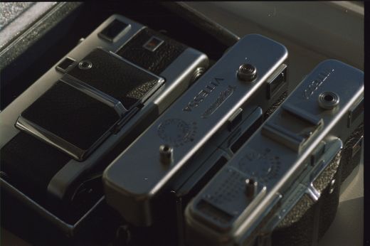 Máy ảnh Rangefinder có thể có thiết kế nhỏ gọn, hợp lý. Họ không cần một vết lồi trên tấm trên cùng để lưu trữ lăng kính SLR. Một số Rangefinder, như Vöigtlander Vitessas trong hình này; đều có thấu kính có thể thu vào và có thể bỏ vừa túi. 