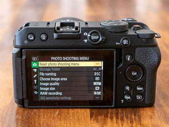 Có thể truy cập menu Nikon Quick quen thuộc bằng cách nhấn nút “i” ở phía sau Z30 
