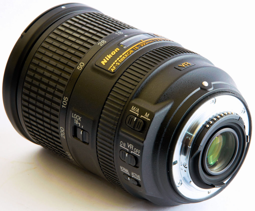 Ống kính Nikon AF-S DX 18-300mm f / 3.5 là một trong những lựa chọn đa dụng phổ biến trên thị trường