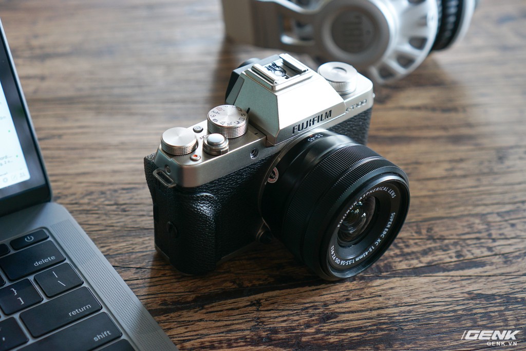 Máy ảnh Mirrorless Fujifilm X-T200 cũng là một trong những lựa chọn tốt nhất dành cho các youtuber, vlogger 