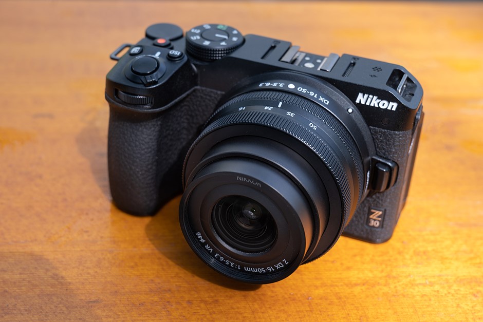 Đối với thiết kế của Z30, Nikon đã tiến một bước xa hơn so với những gì họ đã làm đối với máy ảnh Z50 
