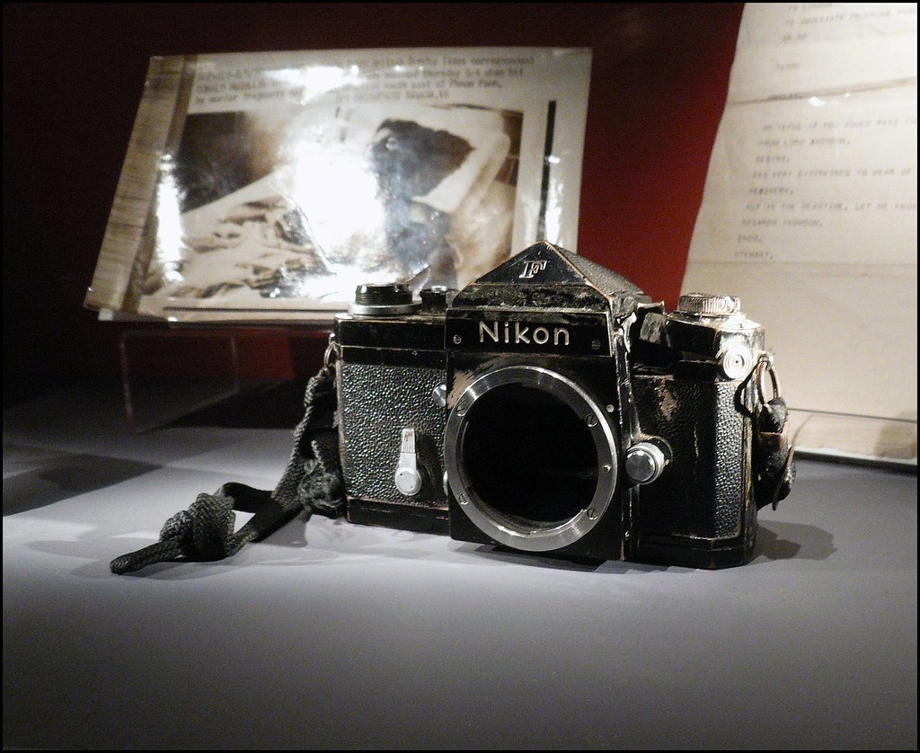 Máy ảnh của Don McCullin, với thiệt hại gây ra bởi viên đạn. Và chiếc máy ảnh này đã cứu mạng anh ấy