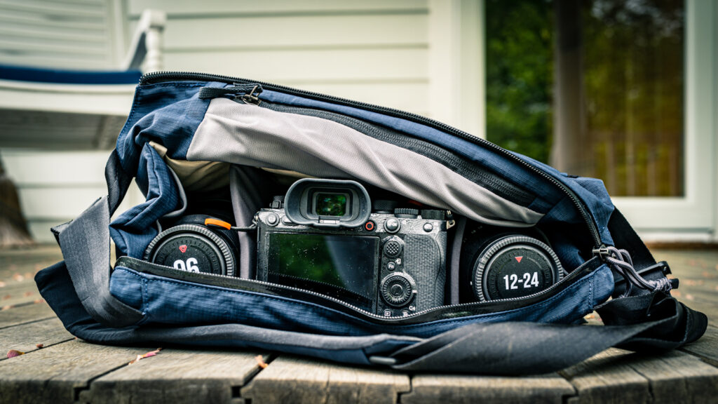 Máy ảnh và các phụ kiện khá cồng kềnh, bạn nên mua túi chuyên dụng để bảo quản máy tốt hơn