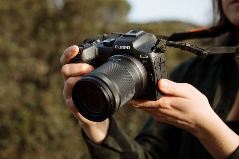 Canon EOS R7 kết hợp hệ thống lấy nét Dual Pixel CMOS AF II mới nhất của Canon và tốc độ chụp liên tục 15fps; có thể lên đến 30 fps nếu bạn dùng màn trập điện tử. 