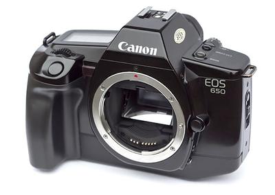 EOS 650 đã giới thiệu ngàm EF; ngàm lens chỉ sử dụng điện tử; và loại bỏ động cơ AF gắn trên thân máy để truyền dữ liệu tốc độ cao giữa ngàm lens máy ảnh và lens của nó. 