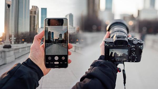 Chất lượng ảnh chụp bởi smartphone đã cải thiện rất nhiều, nhưng đối với người yêu nhiếp ảnh, các máy ảnh compact và DSLR vẫn có những tính năng đáng ghen tị.