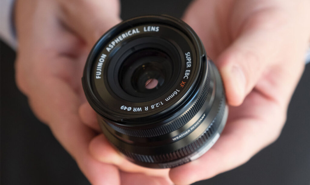 Lens Fujifilm 16mm F2.8 R WR gọn nhẹ có thể mang đi bất kỳ đâu