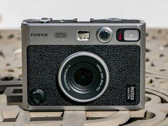 Một chiếc máy ảnh lai có nét tương đồng với dòng máy ảnh Fujifilm X100 đắt tiền hơn của Fujifilm; trông rất đẹp và tự hào với các mặt số và nút cổ điển rất phong cách