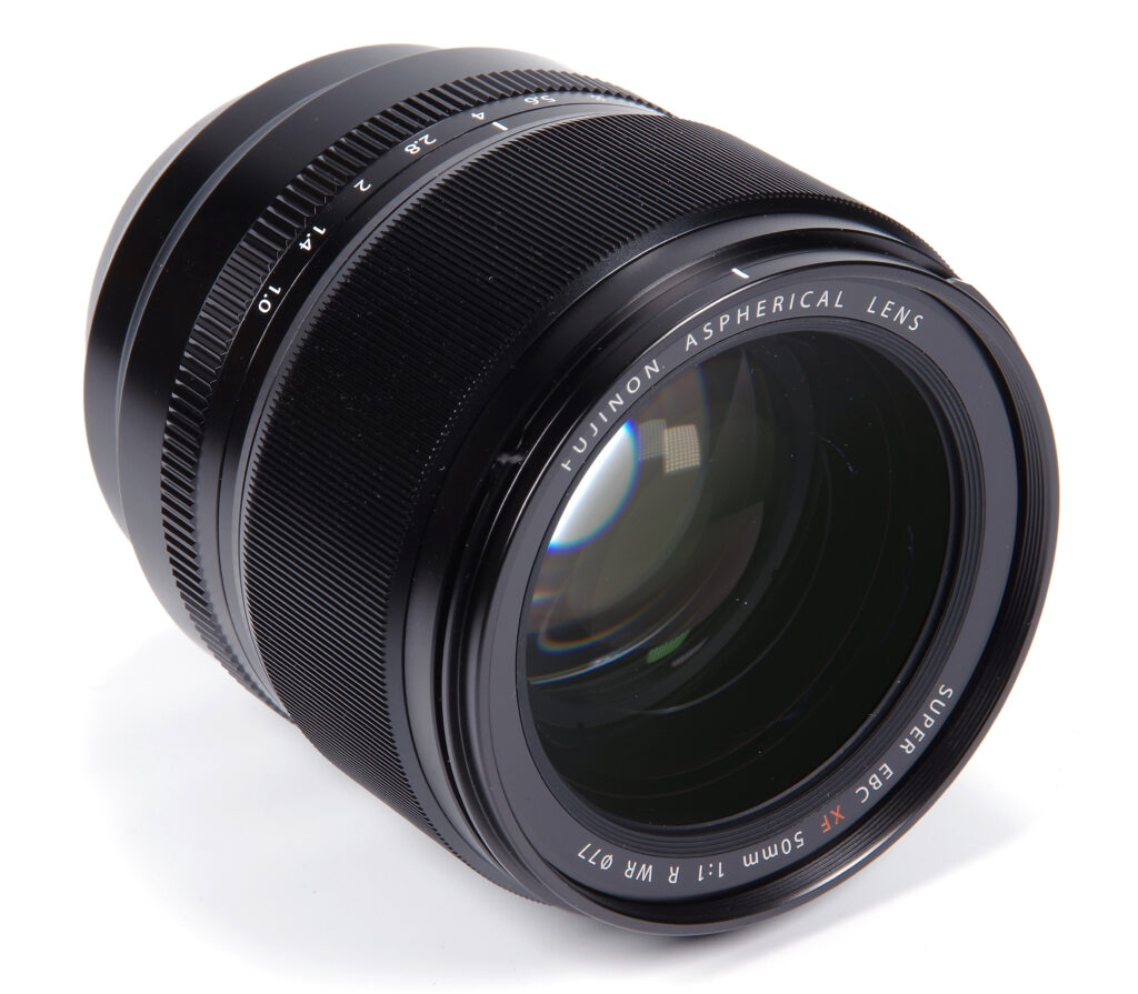 Dù có kích thước khá lớn so với các lens khác trong bài, nhưng đây cũng là lens đáng mua của Fujifilm