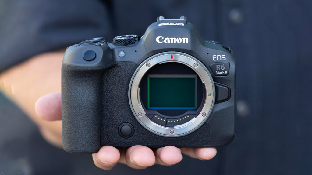 Canon EOS R6 II là dòng mirrorless có khe cắm thẻ nhớ kép, sử dụng hệ thống mới của hãng