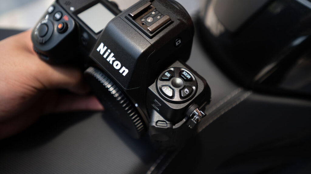 Phía trên thân máy Nikon mirrorless Z8