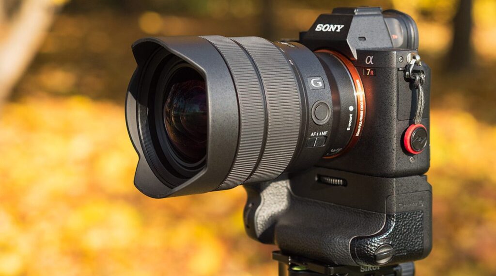 Phiên bản f/4 của lens 12-24 nhà Sony trông nhỏ hơn bản f/2.8. 