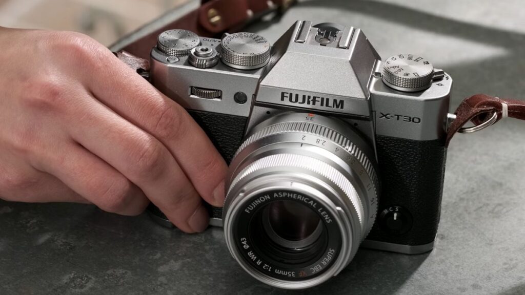 Mirrorless Fujifilm X-T30 II là chiếc máy tầm trung đáng mua dành cho người mới