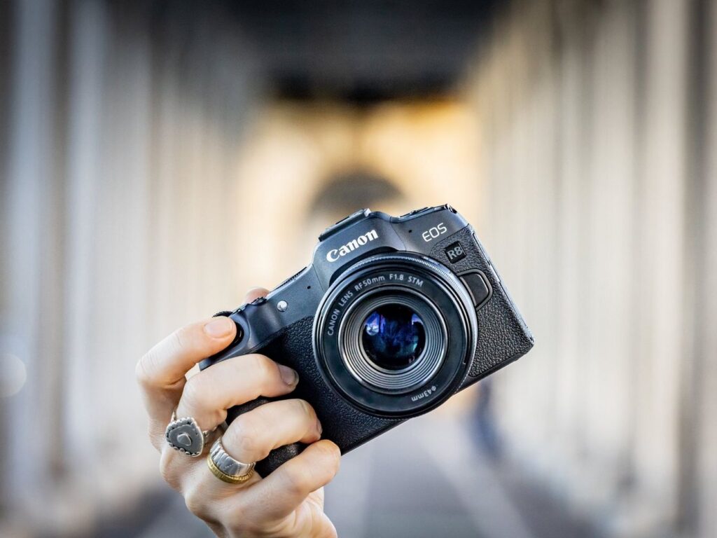 Canon EOS R8 là máy ảnh mirrorless nhỏ có 24 megapixels và cảm biến CMOS và nhiều tính năng thú vị khác làm nó trở thành 1 chiếc máy ảnh hấp dẫn