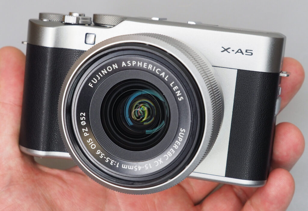 Fujifilm mirrorless X-A5 với thiết kế nhỏ gọn phù hợp với nữ giới