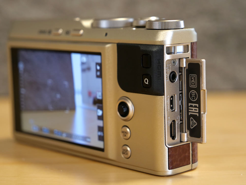 Mặt trước của máy ảnh Fujifilm mirrorless XF10
