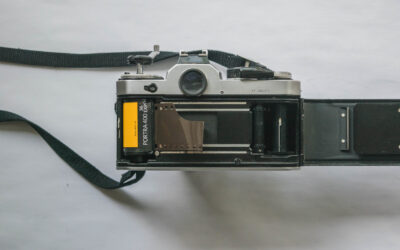Hướng dẫn cách lắp film vào máy ảnh siêu đơn giản