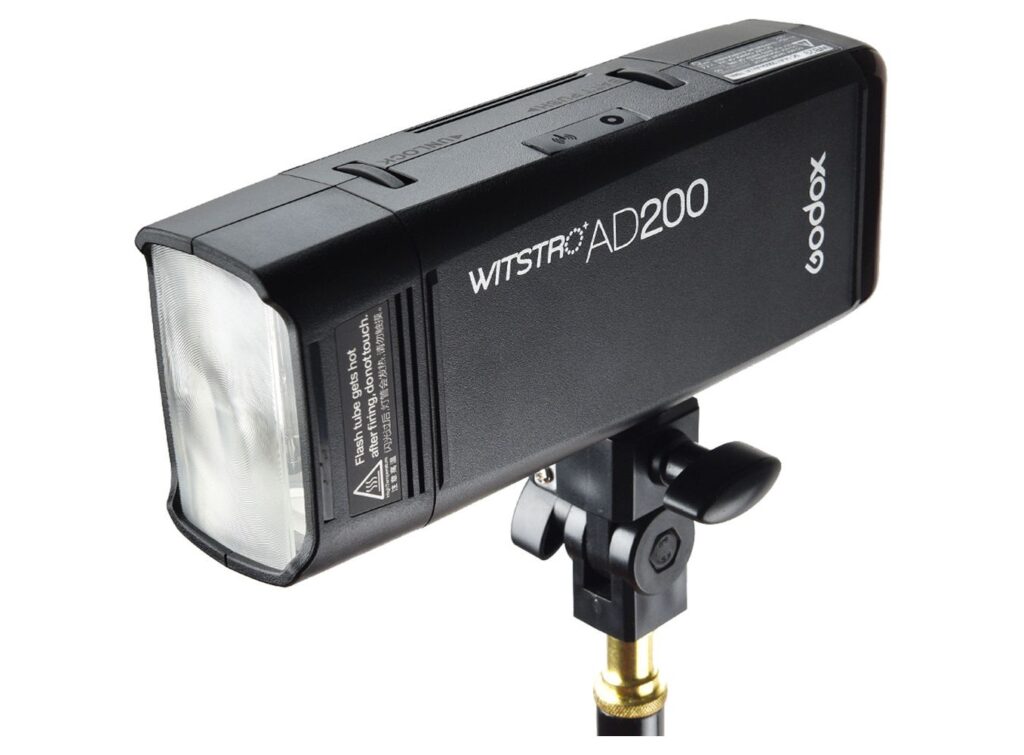 Godox AD200 là chiếc đèn flash hữu ích và có công suất tốt trong tầm giá