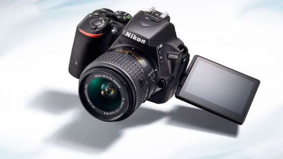 Nikon D5500 có thiết kế gần như tương tự như phiên bản D5300 đã ra mắt trước đó