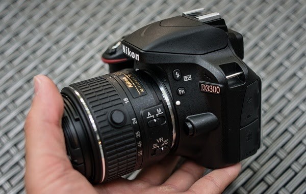 Có thể thấy Nikon D3300 có thiết kế nhỏ gọn