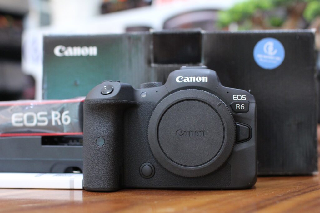Cận cảnh chiếc Canon EOS R6