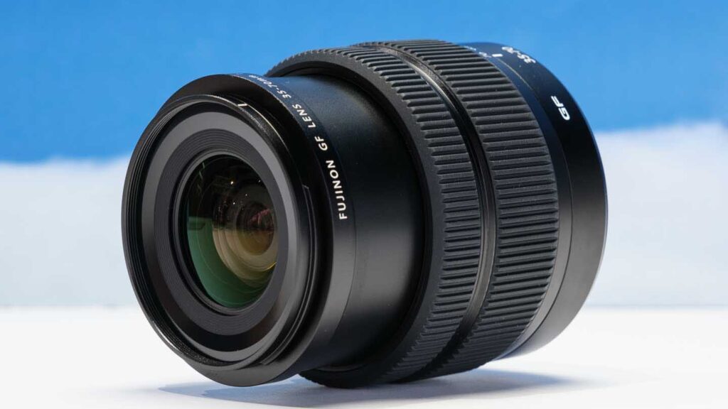 Để hoàn thiện Fujfilm GFX50S II, hãng đã ra mắt bộ lens zoom mới. Đó là GF 35-70mm F4.5-5.6 WR