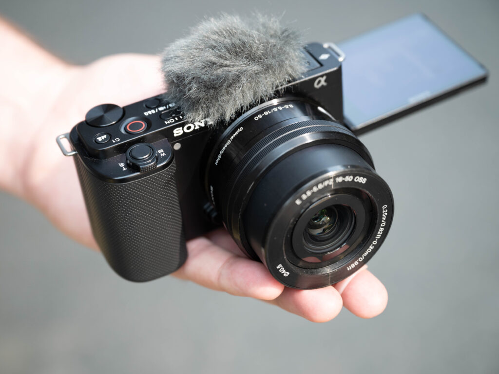 Sony ZV-E10 là 1 chiếc máy ảnh có màn hình hoàn toàn bằng khớp nối có thể hướng về phía trước, nút ghi hình lớn và chế độ Product Showcase