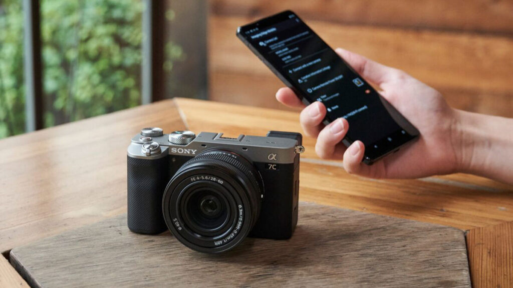 Wifi và Bluetooth được tích hợp để kết nối với smartphone qua app Imaging Edge Mobile.