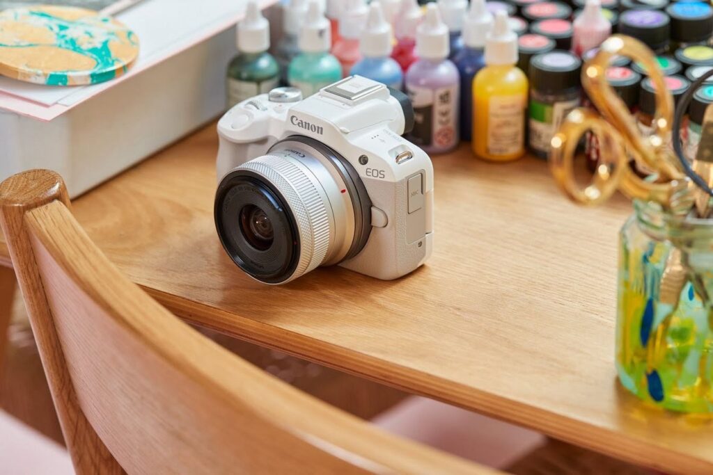 Về mặt thiết kế, Canon R50 mượn khá nhiều ý tưởng từ EOS M50 Mark II. Nhất là về bố trí điều khiển tương tự nhau.