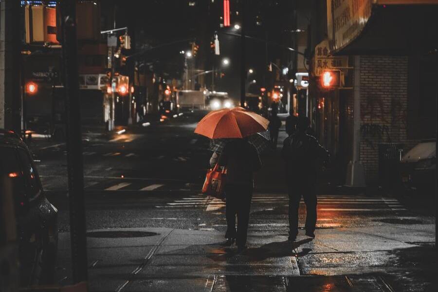 Tips chụp ảnh street style đẹp bằng iPhone khi trời mưa bão