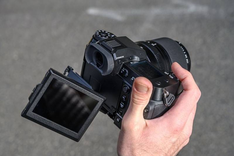 Màn hình của Fujifilm GFX 100S có thể xoay được. Hỗ trợ chụp ảnh ở các góp cao thấp khác nhau.