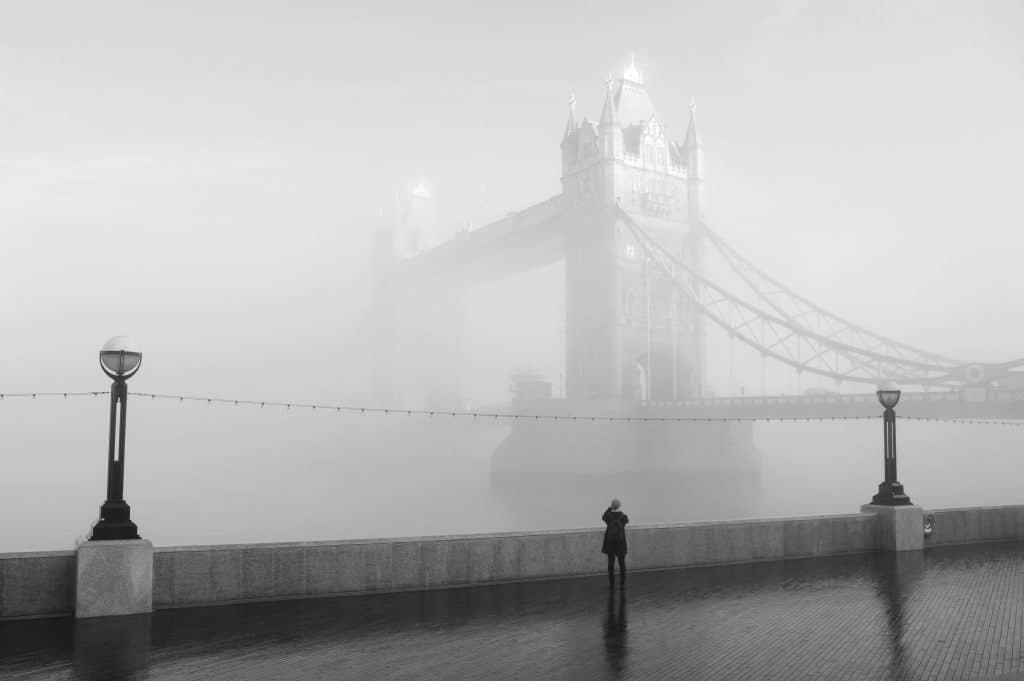 Màn sương là 1 cách khác cũng tuyệt vời không kém khi chụp hình trong thời tiết xấu. Nó tạo ra sự bí ẩn cho bức ảnh.