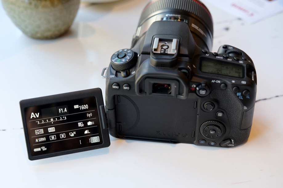 Mặt sau của máy ảnh Canon EOS 90D