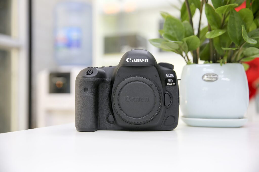 Canon EOS 5D Mark IV là chiếc máy DSLR tốt nhất của hãng nhưng giá thành khá cao