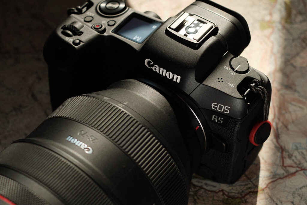 Có nên dùng máy ảnh Canon EOS R5 khi đi du lịch?