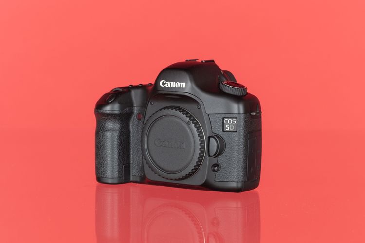 Liệu chiếc máy ảnh Canon EOS 5D có đáng mua sau gần 20 năm phát hành?