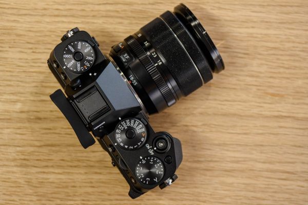 Hộp số film bên trái là thay đổi rõ ràng nhất trên máy Fujifilm X-T50 so với các dòng trước đó