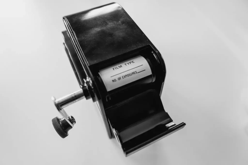 Hộp đựng film được đưa vào hộp rời trước khi đóng chốt