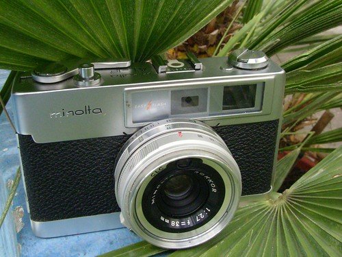 Minolta AL-F tuy nói có kích thước lớn nhất, nhưng không chênh lệch mấy với những máy ảnh còn lại